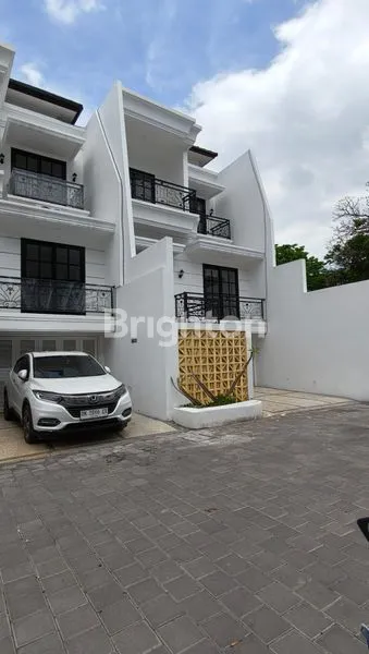 RUMAH TINGGAL MODERN MINIMALIS 3 LANTAI DALAM KOMPLEK PERUMAHAN ONE GATE SYSTEM AKSES JALAN MOBIL LOKASI STRATEGIS DEKAT JALAN RAYA DI AREA DENPASAR SELATAN