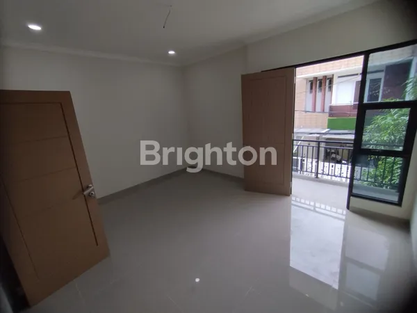 image RUMAH BARU 3 LANTAI DI MERUYA ILIR (2)