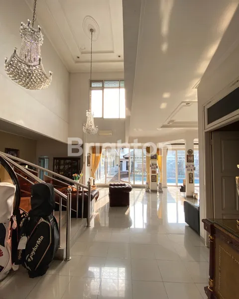 image BAYANGIN HIDUP DI RUMAH SELUAS LAPANGAN BOLA (3)