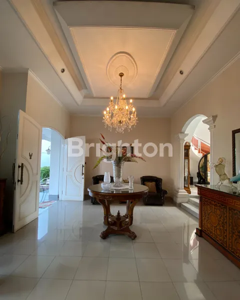 image BAYANGIN HIDUP DI RUMAH SELUAS LAPANGAN BOLA (5)