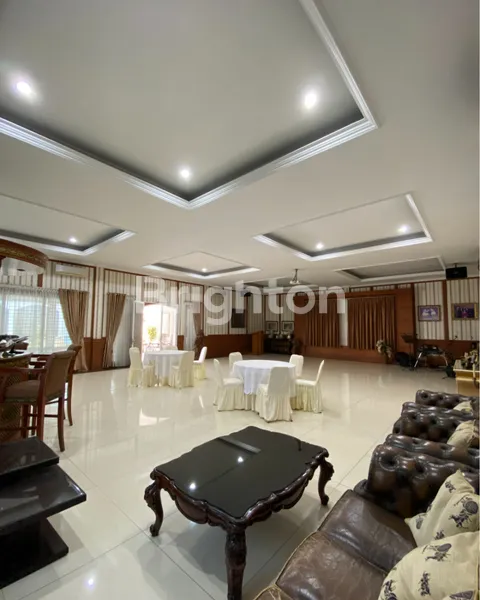 image BAYANGIN HIDUP DI RUMAH SELUAS LAPANGAN BOLA (8)