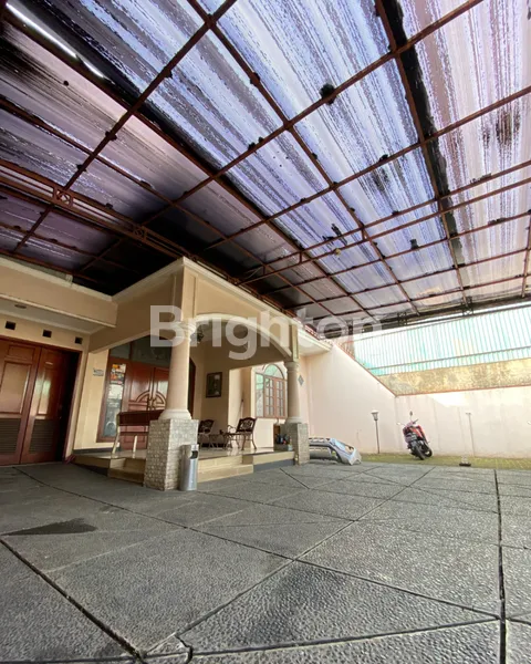 image RUMAH INI CUKUP SATU LANTAI, TAPI LEGA BUAT SATU KELUARGA BESAR (3)