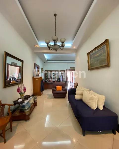 image RUMAH INI CUKUP SATU LANTAI, TAPI LEGA BUAT SATU KELUARGA BESAR (4)