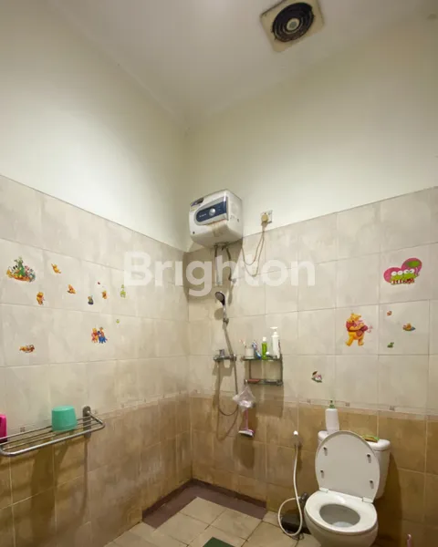 image RUMAH INI CUKUP SATU LANTAI, TAPI LEGA BUAT SATU KELUARGA BESAR (7)