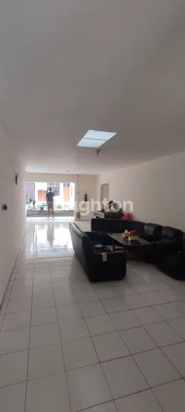 RUMAH 2 LANTAI STRATEGIS BANGET DEPAN UNIVERSITAS UBAYA TENGGILIS AREA KOMERSIAL KOS USAHA