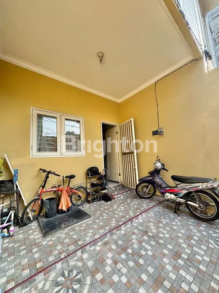 image RUMAH 3 LANTAI MODERN MINIMALIS SEPERTI BARU ROW MOTOR TANJUNG DUREN (1)