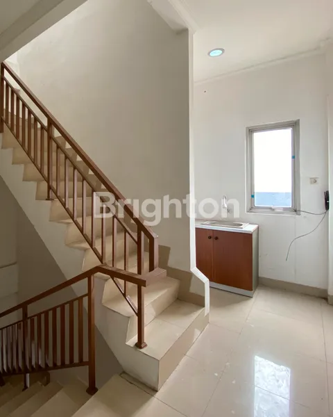 image RUKO 4 LANTAI SIAP PAKAI + LOKASI STRATEGIS = MESIN DUIT (5)