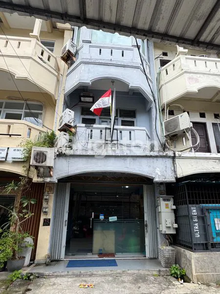 RUKO 3 LANTAI DI KUTA LOKASI STRATEGIS COCOK UNTUK BISNIS USAHA