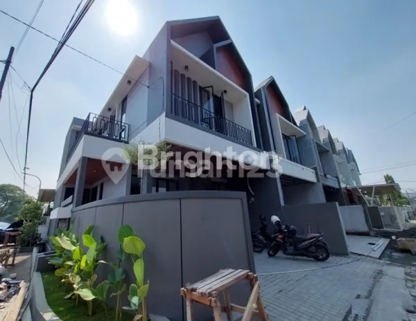 image RUMAH MODERN BARU DI KAWASAN HUNIAN EKSKLUSIF MANYAR TIRTOYOSO DESAIN BARU LEBIH MODERN  (1)