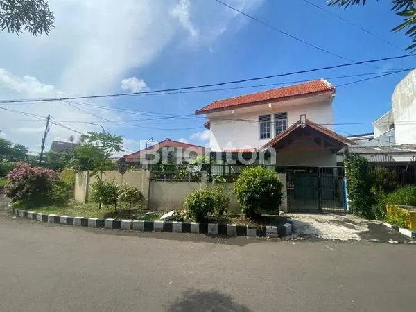 image RUMAH SUKOMANUNGGAL JAYA POSISI HOOK TAMAN LUAS (2)