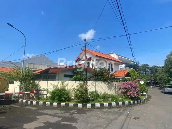 image RUMAH SUKOMANUNGGAL JAYA POSISI HOOK TAMAN LUAS (3)