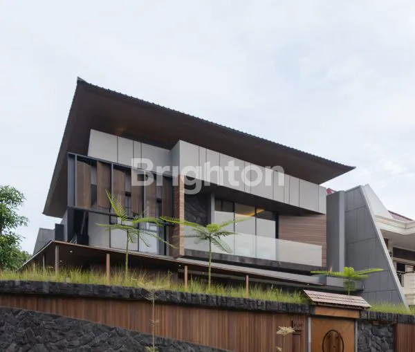 image RUMAH MODERN TROPIS MEWAH DENGAN SENTUHAN KONTEMPORER 2 LANTAI DI MANYAR KERTOADI JALAN UTAMA, AKSES DEKAT GALAXY MALL, DHARMAHUSADA, TENGAH KOTA, MERR (1)