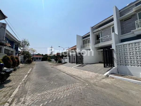 RUMAH MEWAH JEMURSARI SELATAN