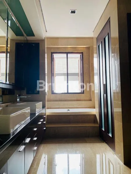 image RUMAH MEWAH 3 LANTAI + KOLAM RENANG BELAKANG CITOS – BEBAS BANJIR (7)