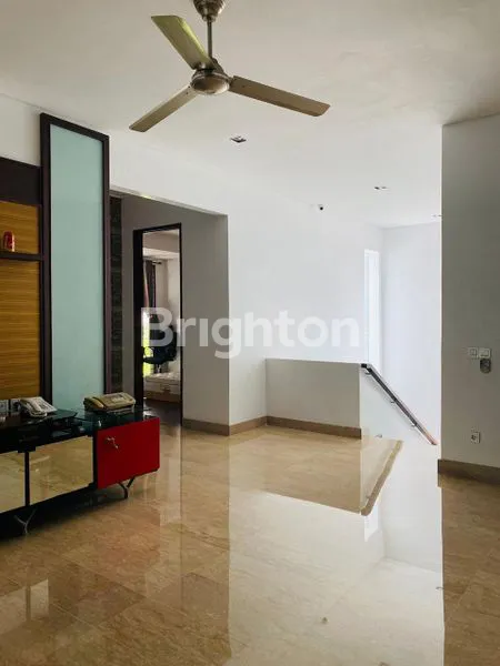 image RUMAH MEWAH 3 LANTAI + KOLAM RENANG BELAKANG CITOS – BEBAS BANJIR (2)