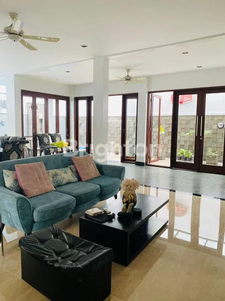 image RUMAH MEWAH 3 LANTAI + KOLAM RENANG BELAKANG CITOS – BEBAS BANJIR (1)