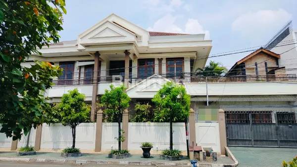 image RUMAH MEWAH 2 LANTAI DEKAT DENGAN PUSAT  KOTA LOKASI STRATEGIS DI KAWASAN NGINDEN INTAN SURABAYA (1)