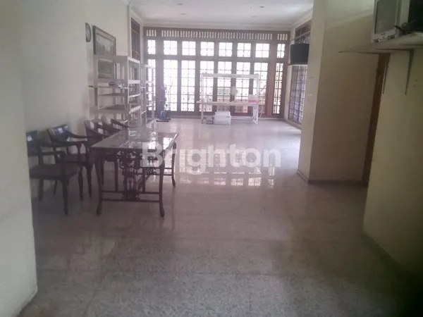 image RUMAH MEWAH 2 LANTAI DEKAT DENGAN PUSAT  KOTA LOKASI STRATEGIS DI KAWASAN NGINDEN INTAN SURABAYA (2)