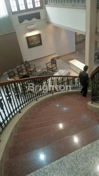 image RUMAH MEWAH 2 LANTAI DEKAT DENGAN PUSAT  KOTA LOKASI STRATEGIS DI KAWASAN NGINDEN INTAN SURABAYA (7)