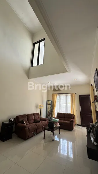 image RUMAH 2 LANTAI LOKASI STRATEGIS DENGAN LINGKUNGAN NYAMAN DAN AMAN DI NGINDEN INTAN TIMUR (3)