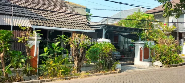 image RUMAH 1 LANTAI POSISI HOOK LINGUNGAN NYAMAN DAN AMAN ONE GATE LOKASI STRATEGIS DEKAT KAMPUS NGINDEN INTAN TIMUR SURABAYA (2)