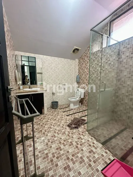 image RUMAH TENGAH KOTA DI KOMPLEKS PREMIUM (3)
