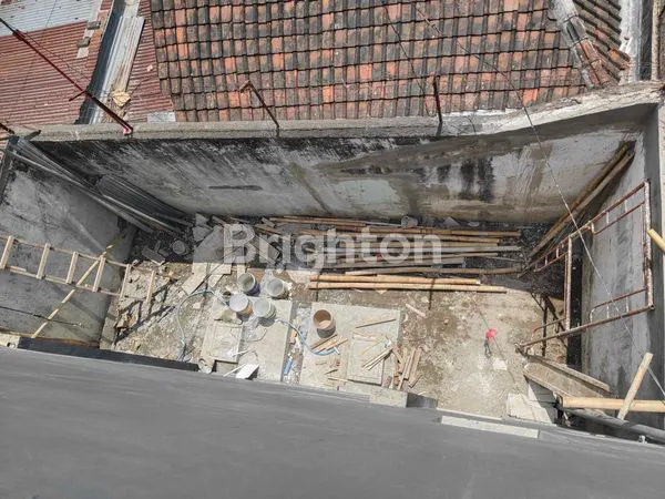 image RUKO BARU 3 LANTAI SIAP PAKAI LOKASI SANGAT STRATEGIS PUSAT KERAMAIAN KOTA KEDIRI (2)