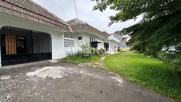 image HUNIAN CANTIK DENGAN HALAMAN SANGAT LUAS,  LOKASI SANGAT STRATEGIS, MURAH, NEGO, BU (4)