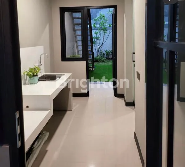 image RUMAH MEWAH DAN ASRI 2 LANTAI DI VERSAILLES SERPONG BSD (7)