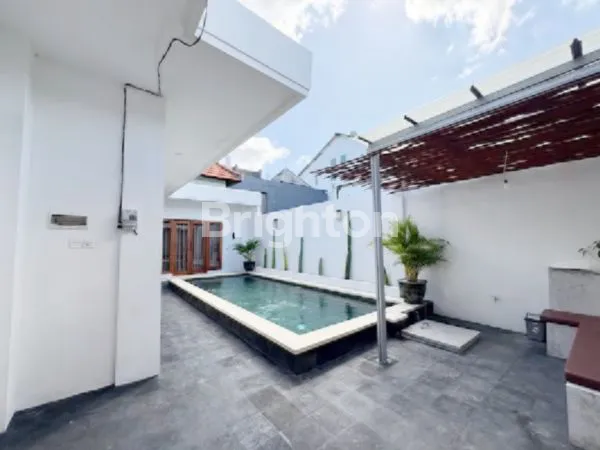 image VILLA FULL FURNISHED 3BR DENGAN KOLAM RENANG DI KAWASAN DEWI SRI – KUTA (3)