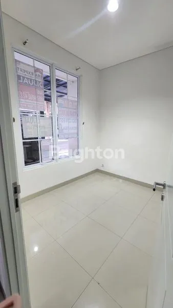 image RUMAH 2 LANTAI LEBAR 6 DI JGC CLUSTER LA SEINE CAKUNG TIMUR JAKARTA TIMUR (3)