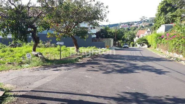 image LINGKUNGAN KOMPLEK DAN HUNIAN ELITE (5)