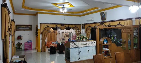 image RUMAH FULL FURNISHED BESAR DENGAN HALAMAN YANG LUAS MEMILIKI BANYAK KAMAR DI KAWASA ELIT SETIABUDI MEDAN (5)