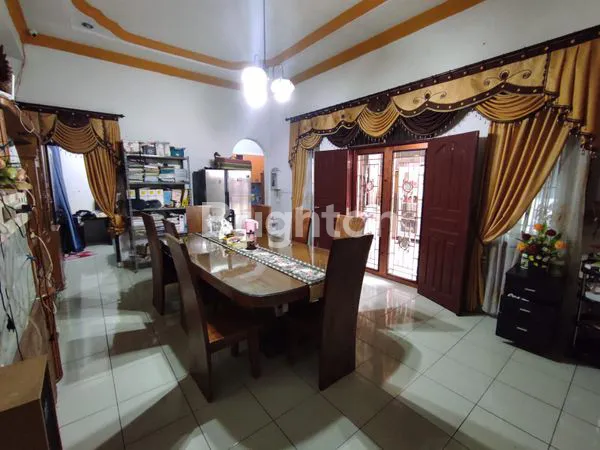 image RUMAH FULL FURNISHED BESAR DENGAN HALAMAN YANG LUAS MEMILIKI BANYAK KAMAR DI KAWASA ELIT SETIABUDI MEDAN (3)
