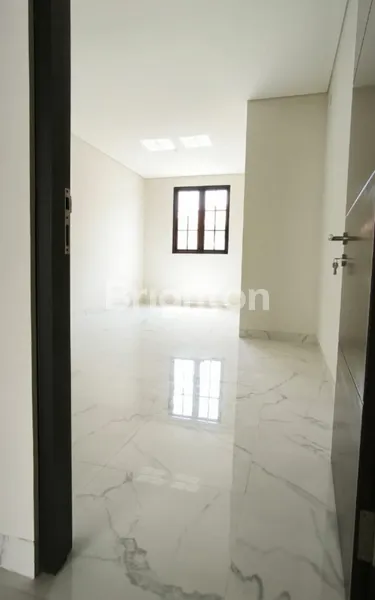 image RUMAH DEKAT PUSAT KOTA AREA KARANG EMPAT SURABAYA, 2 UNIT RUMAH BARU (3)