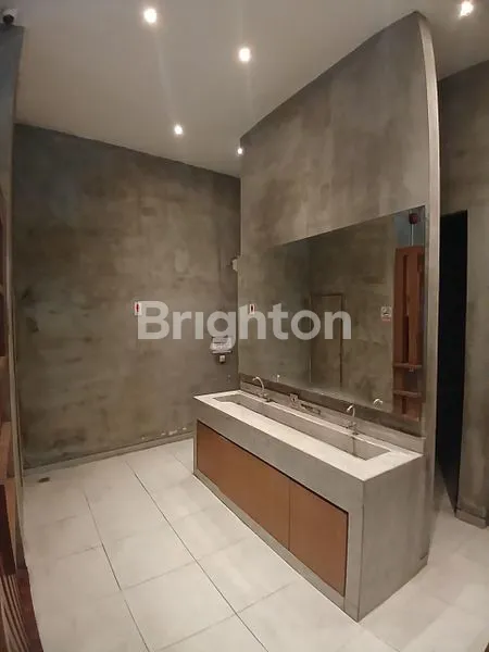 image DISEWAKAN GEDUNG KOMERSIAL JALAN PROTOKOL DEKAT RAYA DARMO, TUNJUNGAN DAN KERTAJAYA (7)