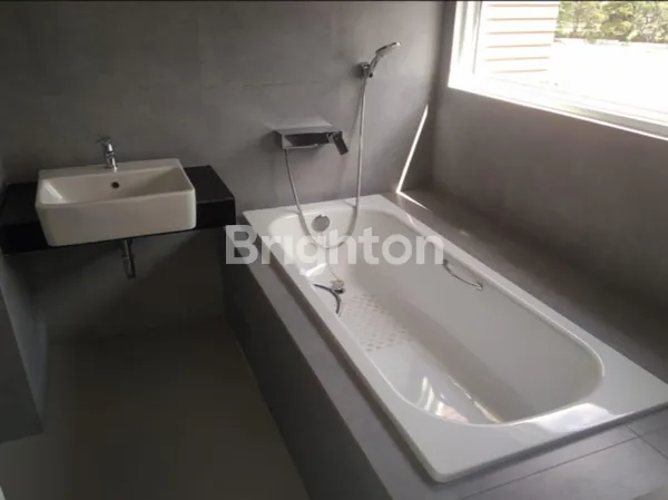 image RUMAH BARU 2 LANTAI DI KAWASAN HUNIAN PREMIUM DI KOTA BATAM, MEMILIKI KONSEP RESORT LIVING YANG MEMADUKAN KENYAMANAN HUNIAN DENGAN KEINDAHAN ALAM TROPIS DAN AKSES INTERNASIONAL YANG STRATEGIS (6)