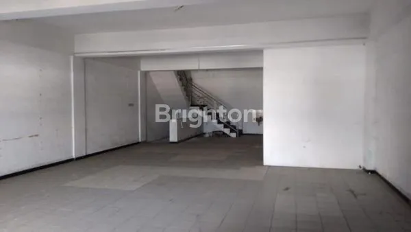 DISEWAKAN RUKO GANDENG 2,5 LANTAI, LOKASI STRATEGIS COCOK BUAT BISNIS DAN RUMAH TANGGA.