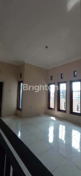 image RUMAH TINGKAT HOEAK DI JALAN UTAMA KOMPLEK (4)