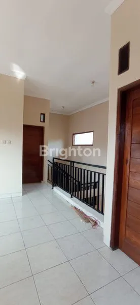 image RUMAH TINGKAT HOEAK DI JALAN UTAMA KOMPLEK (5)