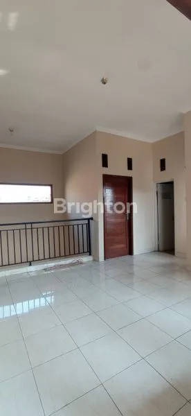 image RUMAH TINGKAT HOEAK DI JALAN UTAMA KOMPLEK (2)