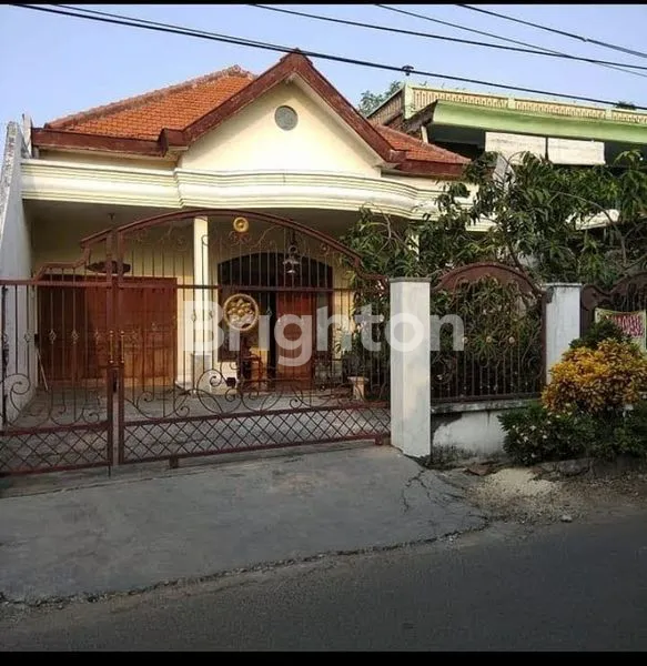 image RUMAH STRATEGIS 2 LANTAI SIAP HUNI - MANUKAN MADYA (1)