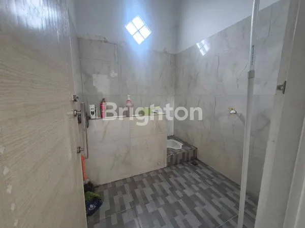 image RUMAH SIAP HUNI, DENGAN PARKIRAN MOBIL DAN HALAMAN BELAKANG LUAS (6)