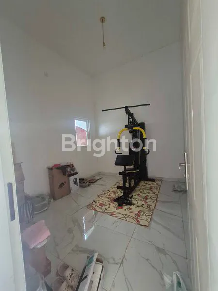 image RUMAH SIAP HUNI, DENGAN PARKIRAN MOBIL DAN HALAMAN BELAKANG LUAS (5)