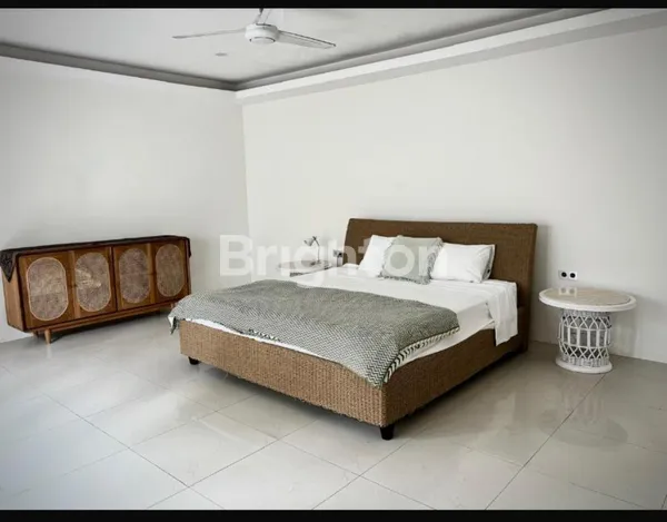 image VILLA MEWAH FULL FURNISHED DISEWAKAN DI LOKASI STRATEGIS (4)