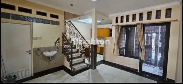 image RUMAH CANTIK DAN MEWAH 2 LT DI JOGLO. (3)