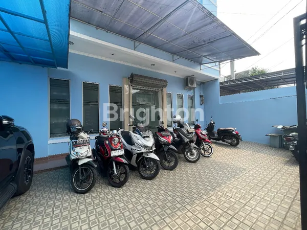 image RUMAH KANTOR 3 LANTAI COCOK UNTUK KOST KEBON JERUK JAKARTA BARAT (2)