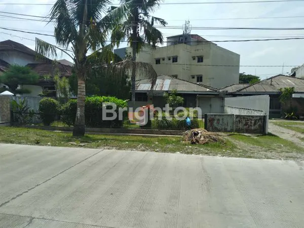 image RUMAH BESAR DENGAN HALAMAN LUAS (1)