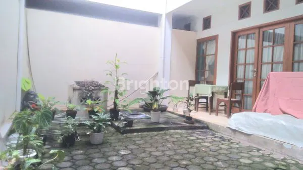 image BANGUNAN USAHA BERBENTUK RUMAH DENGAN LOKASI SANGAT STRATEGIS, COCOK UNTUK RUMAH MAKAN, OUTLET, ASRAMA/RUMAH KOS (TERDAPAT 14 KAMAR) (4)
