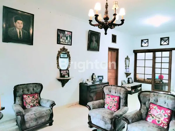 image BANGUNAN USAHA BERBENTUK RUMAH DENGAN LOKASI SANGAT STRATEGIS, COCOK UNTUK RUMAH MAKAN, OUTLET, ASRAMA/RUMAH KOS (TERDAPAT 14 KAMAR) (3)